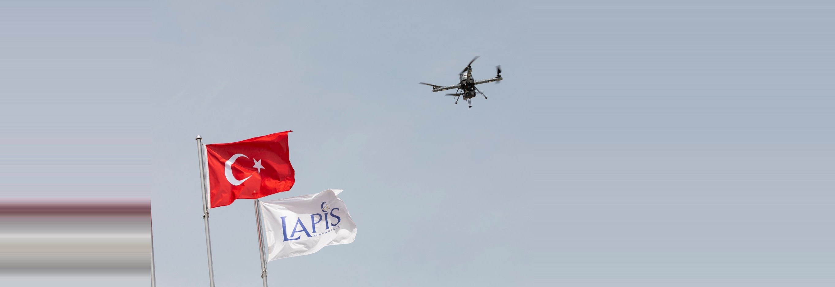 Lapis Havacılık — Türk bayrağı, Lapis flaması ve uçuş hâlindeki İHA